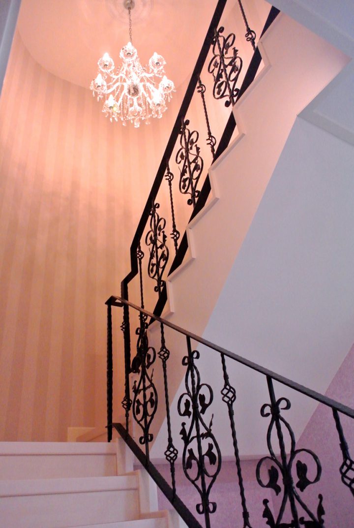 メゾネットタイプのマンション、階段の意匠性を重視。